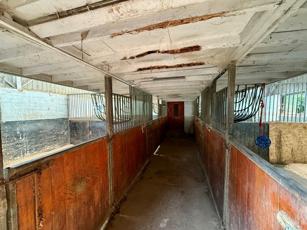 Lot: 80 - EQUESTRIAN FACILITY - INDOOR MANÈGE, STABLES, PADDOCKS AND ACCOMMODATION - Main stables